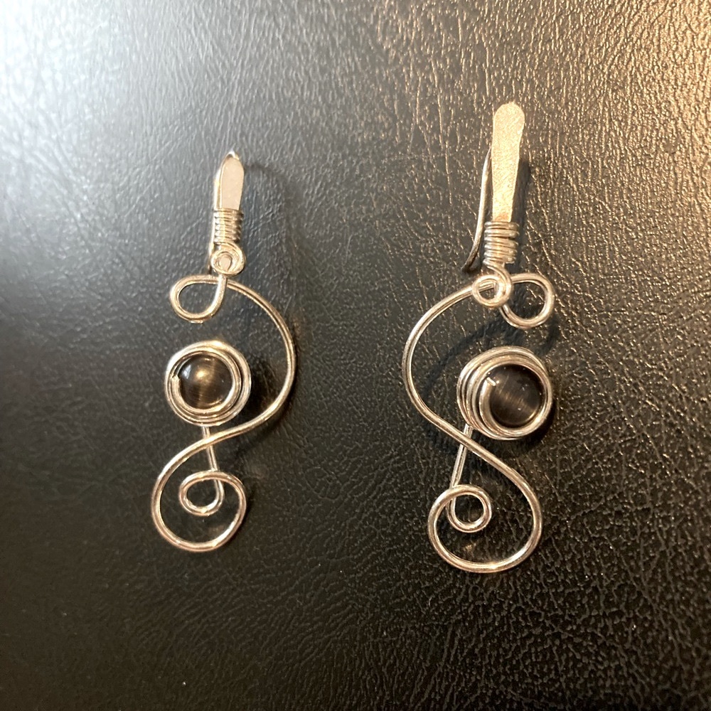 Sterling silver wire and black crystal stone Earrings - Picture 4 of 5